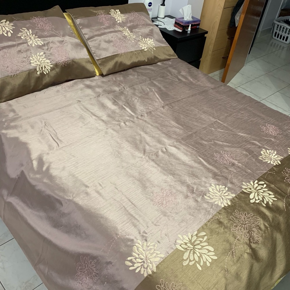 Like new 4 pc Double / Full Duvet cover set